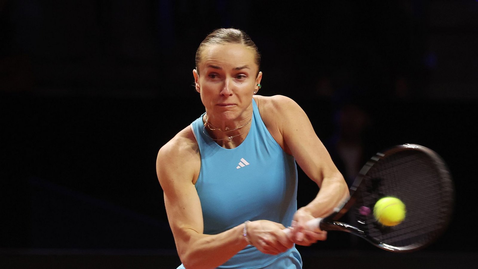 Elina Svitolina schafft es bis ins Halbfinale beim diesjährigen Porsche Tennis Grand Prix. Sie gewinnt ihr Viertelfinale gegen die Tschechin Laura Noskova in zwei Sätzen. Im Halbfinale ist dann allerdings Schluss für die 31-Jährige. Die Weltranglisten-Siebte verliert wie Coco Gauff im Viertelfinale zuvor gegen die elftplatzierte Karolina Muchova. Am vergangenen Samstag muss sich die Ukrainerin in drei Sätzen mit 4:6, 6:2 und 4:6 geschlagen geben.Foto: Baumann/Hansi Britsch