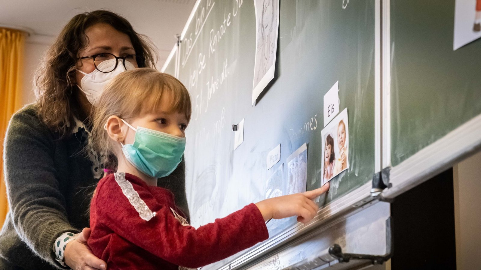 Auch in der Schule mit Maske: Nun sollen die Corona-Entscheidungen der Bundespolitik aufgearbeitet werden.Foto: Achim Zweygarth Auch in der Schule mit Maske: Nun sollen die Corona-Entscheidungen der Bundespolitik aufgearbeitet werden.Foto: Achim Zweygarth