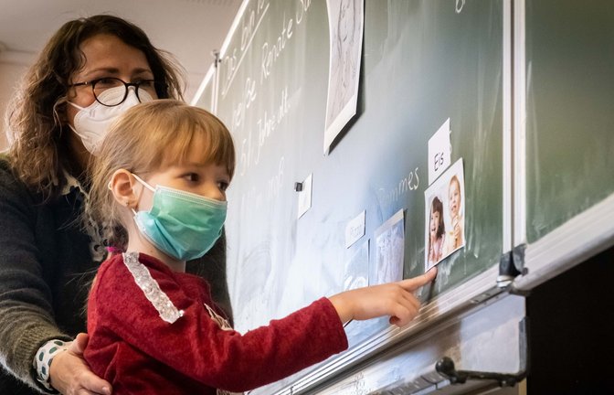 Auch in der Schule mit Maske: Nun sollen die Corona-Entscheidungen der Bundespolitik aufgearbeitet werden.<span class='image-autor'>Foto: Achim Zweygarth</span>