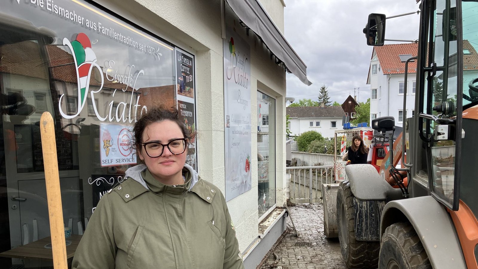 Marina Dal Pont musste von der Feuerwehr aus ihrem Eiscafé gerettet werden.Foto: STZN/Dürr Marina Dal Pont musste von der Feuerwehr aus ihrem Eiscafé gerettet werden.Foto: STZN/Dürr