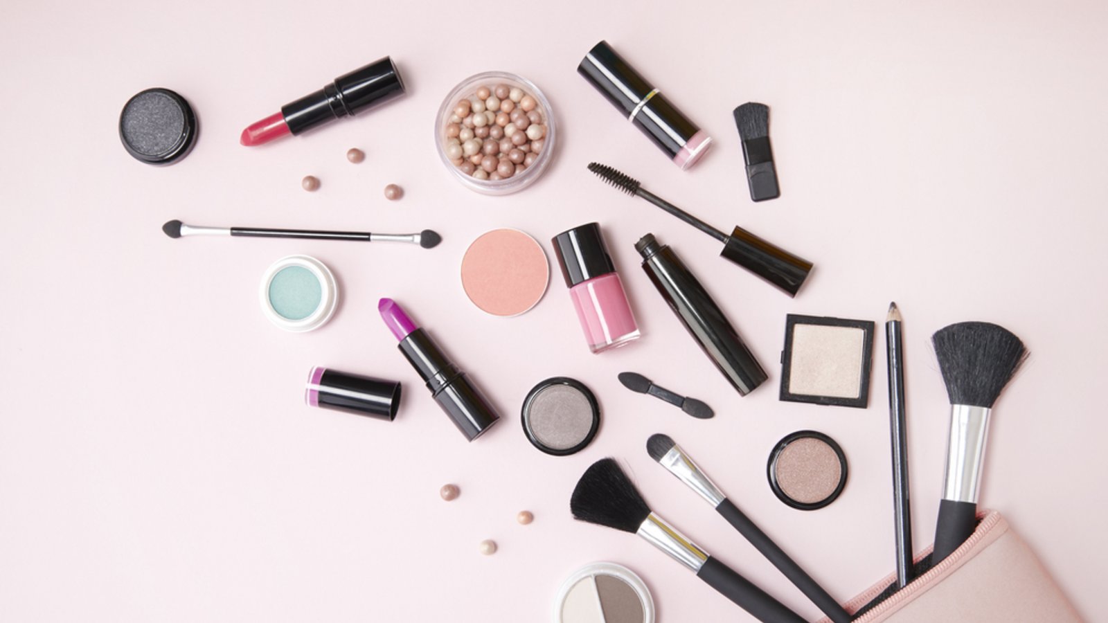 Drogerie, Amazon und Co: Hier warten günstige Makeup-Dupes auf Sie.Foto: Becky Starsmore / shutterstock.com Drogerie, Amazon und Co: Hier warten günstige Makeup-Dupes auf Sie.Foto: Becky Starsmore / shutterstock.com