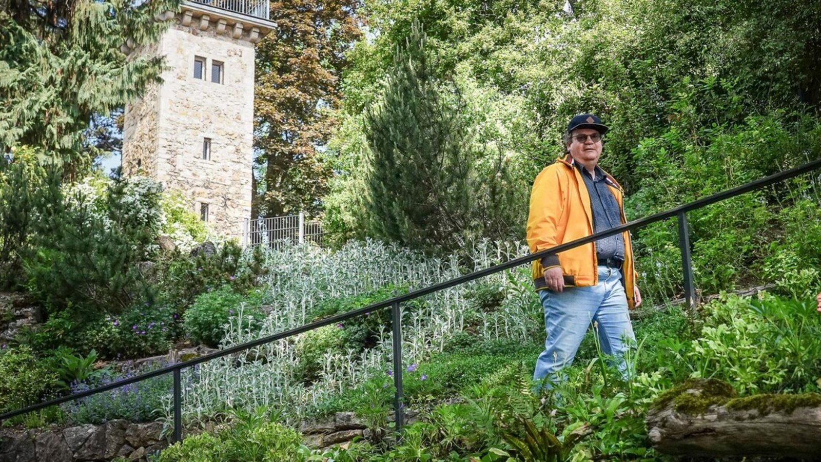 Matthias Busch vom Geschichtsverein Pro Alt-Cannstatt im eher unbekannten Daimler-Garten in Bad Cannstatt. Die Anlage wurde einst vom Stuttgarter Landschaftsarchitekten Albert Lilienfein entworfen und gebaut.Foto: Lichtgut/Ferdinando Iannone Matthias Busch vom Geschichtsverein Pro Alt-Cannstatt im eher unbekannten Daimler-Garten in Bad Cannstatt. Die Anlage wurde einst vom Stuttgarter Landschaftsarchitekten Albert Lilienfein entworfen und gebaut.Foto: Lichtgut/Ferdinando Iannone