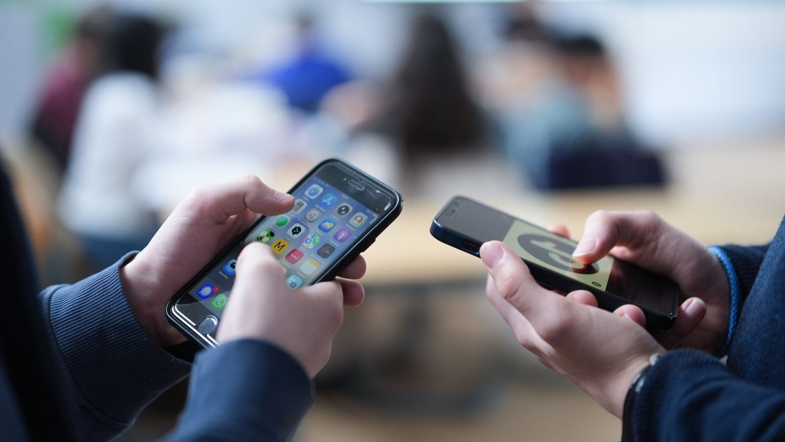 Im Schnitt verbringen Jugendliche unter der Woche 4,5 Stunden und an Wochenendtagen 6,1 Stunden vor Handys, Tablets oder dem Fernseher. (Symbolbild)Foto: Marcus Brandt/dpa Im Schnitt verbringen Jugendliche unter der Woche 4,5 Stunden und an Wochenendtagen 6,1 Stunden vor Handys, Tablets oder dem Fernseher. (Symbolbild)Foto: Marcus Brandt/dpa