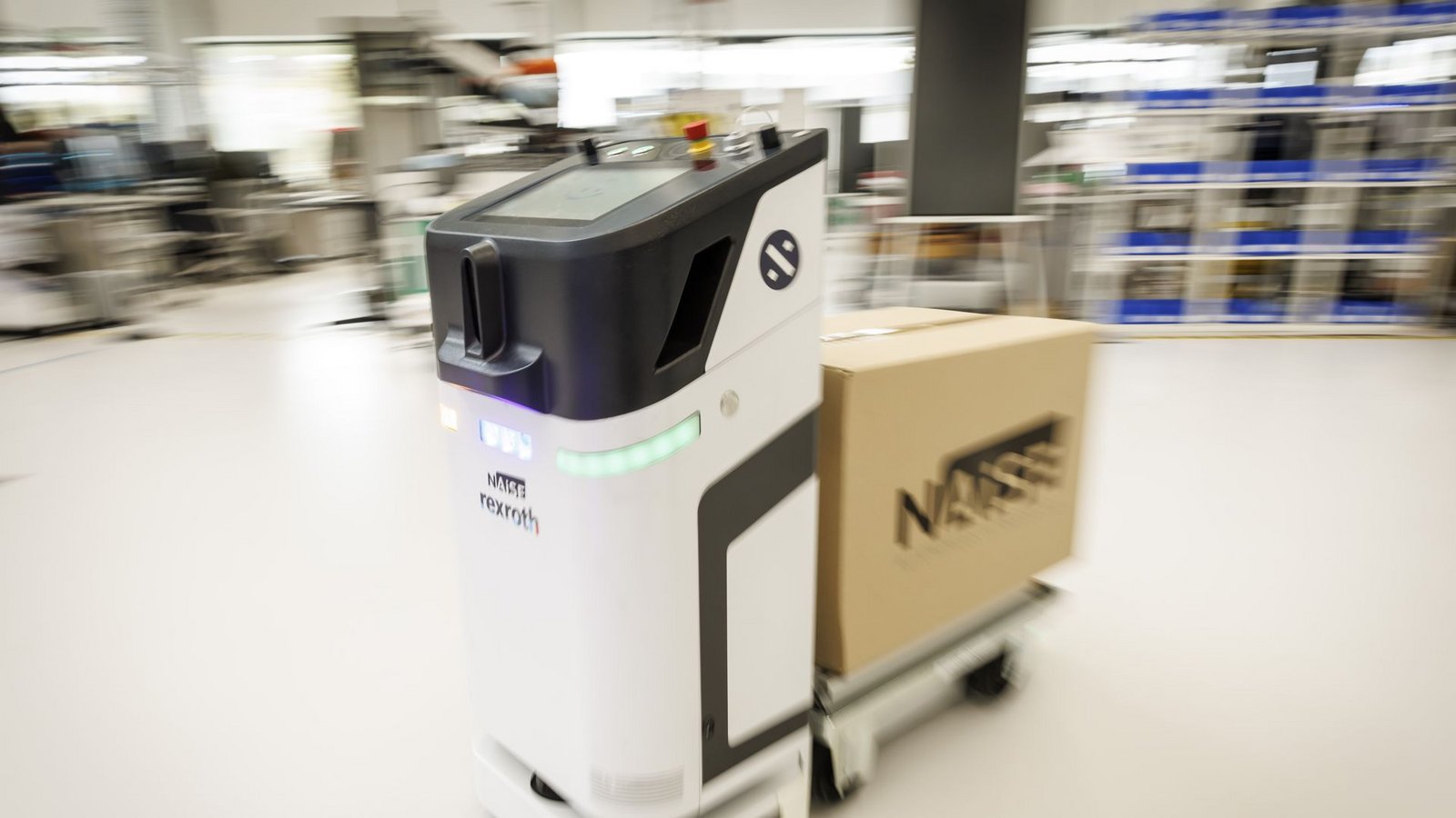 Startups entwickeln Roboter, die selbstständig in Lagerhäusern Waren transportieren. Dank Sensoren und anderer intelligenter Technik gefährden sich nicht die menschlichen Arbeiter.Foto: Lichtgut/Julian Rettig