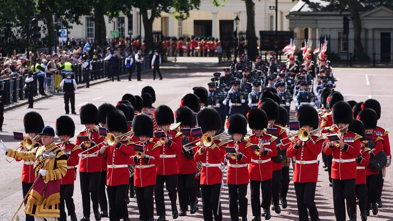 Die Parade ist immer ein pompöses Spektakel.Foto: Aaron Chown/PA Wire/dpa