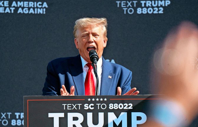 Donald Trump bei einem Vorwahlauftritt in Iowa. Selbstsichere Ignoranz ist ein Schlüssel seines Erfolges. Der in Deutschland noch weitgehend unbekannte Republikaner Vivek Ramaswamy ist beim Thema Ignoranz einer von Trumps gelehrigsten Schülern.<span class='image-autor'>Foto: AFP/Sean Rayford</span>