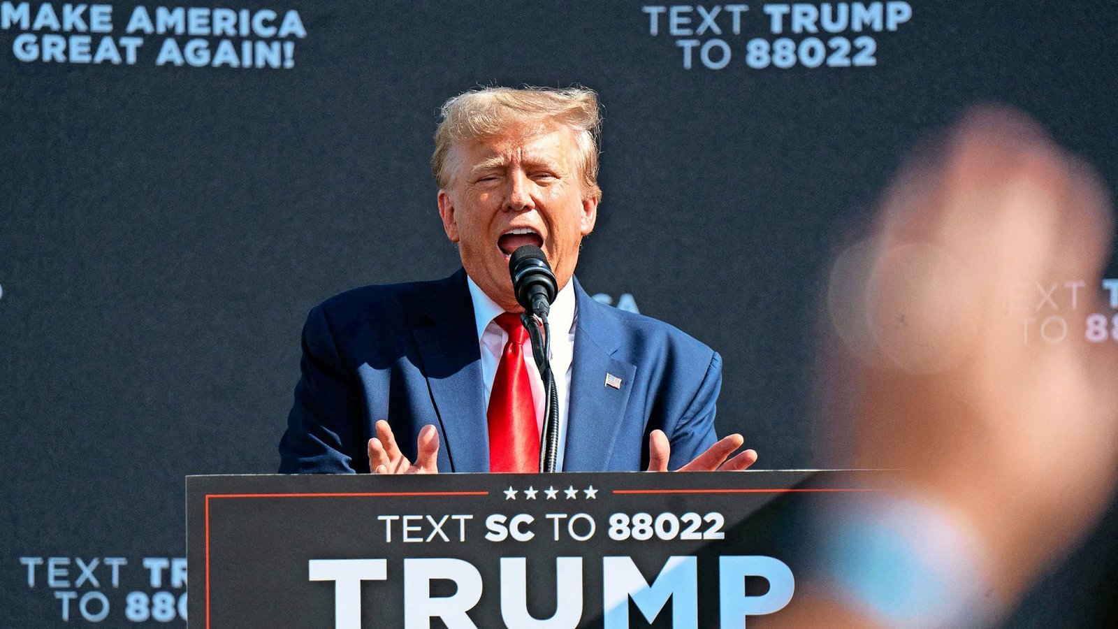 Donald Trump bei einem Vorwahlauftritt in Iowa. Selbstsichere Ignoranz ist ein Schlüssel seines Erfolges. Der in Deutschland noch weitgehend unbekannte Republikaner Vivek Ramaswamy ist beim Thema Ignoranz einer von Trumps gelehrigsten Schülern.Foto: AFP/Sean Rayford Donald Trump bei einem Vorwahlauftritt in Iowa. Selbstsichere Ignoranz ist ein Schlüssel seines Erfolges. Der in Deutschland noch weitgehend unbekannte Republikaner Vivek Ramaswamy ist beim Thema Ignoranz einer von Trumps gelehrigsten Schülern.Foto: AFP/Sean Rayford