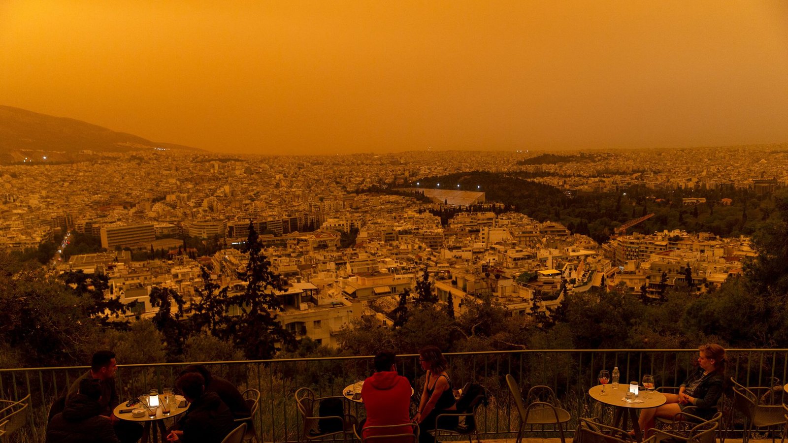 Saharastaub taucht Athen in orangefarbenes Licht.Foto: dpa/Marios Lolos