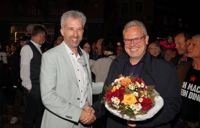 Boris Palmer (links) und sein Vertreter Cord Soehlke  im vergangenen Jahr bei Palmers Wiederwahl als Oberbürgermeister von Tübingen.<span class='image-autor'>Foto: imago/Alexander Gonschior</span>