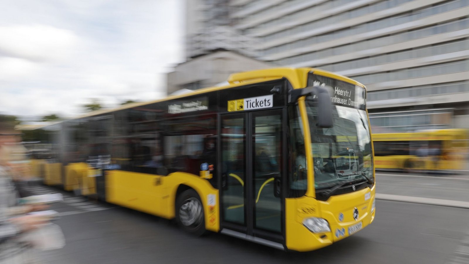 Eine Frau ist in Berlin von einem Bus überrollt worden (Symbolbild).Foto: dpa/Jörg Carstensen