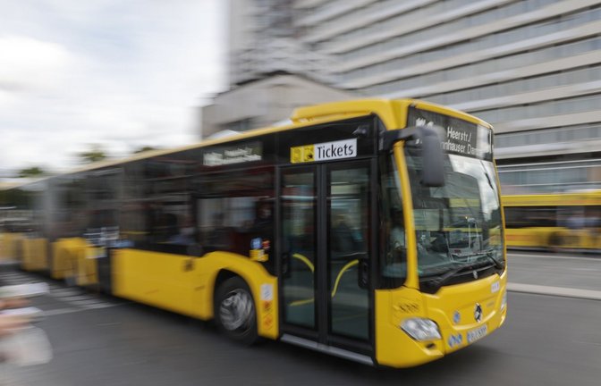 Eine Frau ist in Berlin von einem Bus überrollt worden (Symbolbild).<span class='image-autor'>Foto: dpa/Jörg Carstensen</span>