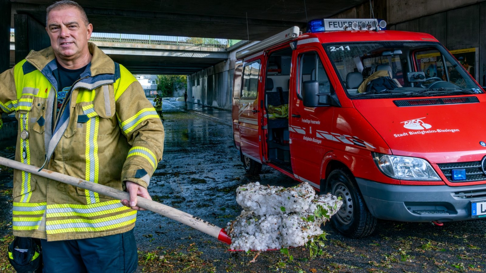 Überflutet: Die Feuerwehr räumt die B 27-Unterführung in Bietigheim-Bissingen. Foto: Kalb Überflutet: Die Feuerwehr räumt die B 27-Unterführung in Bietigheim-Bissingen. Foto: Kalb