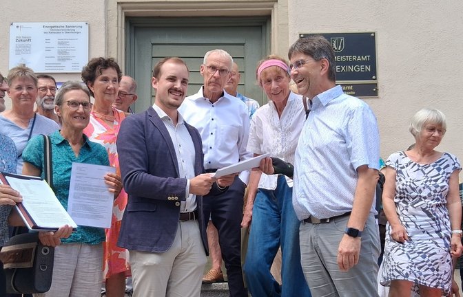Wird die Einwendungen mit dem Gemeinderat besprechen: Bürgermeister Ron Keller (Mitte) nimmt die Unterschriftenliste von Stefan Kriso entgegen. <span class='image-autor'>Foto: Kauer</span>