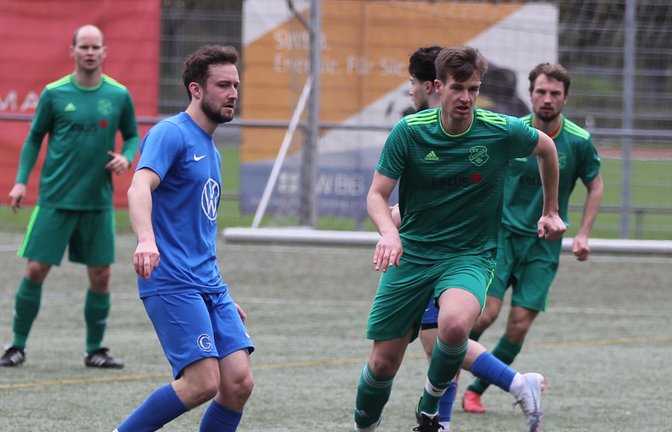 Jonas Rapp vom SV Iptingen jagt den Ball im Auswärtsspiel beim SV Germania Bietigheim II. Das Spiel endete 3:3-Unentschieden. <span class='image-autor'>Foto: Dittrich</span>