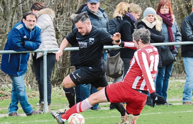 Riets Pasquale Arena (links) wird von Wiernsheims Innenverteidiger Tobias Neubert gestoppt. Foto: Nachreiner