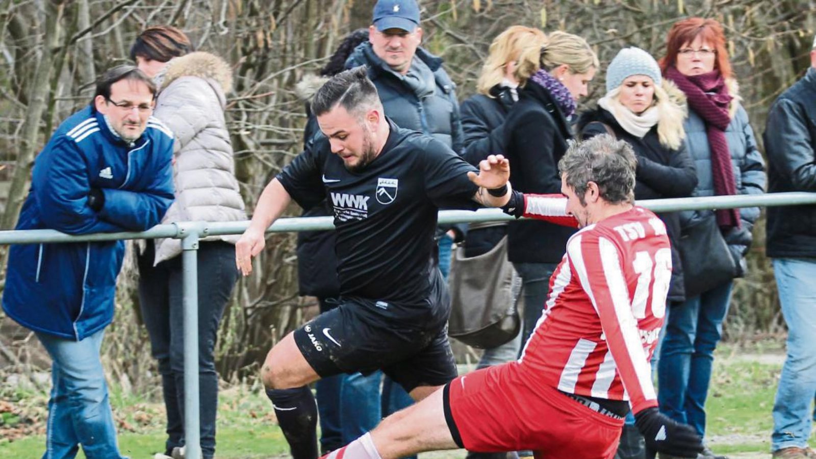 Riets Pasquale Arena (links) wird von Wiernsheims Innenverteidiger Tobias Neubert gestoppt. Foto: Nachreiner