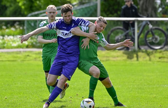 Steffen Weeber (rechts) möchte mit dem SV Iptingen in die Relegation. <span class='image-autor'>Foto: Leitner</span>