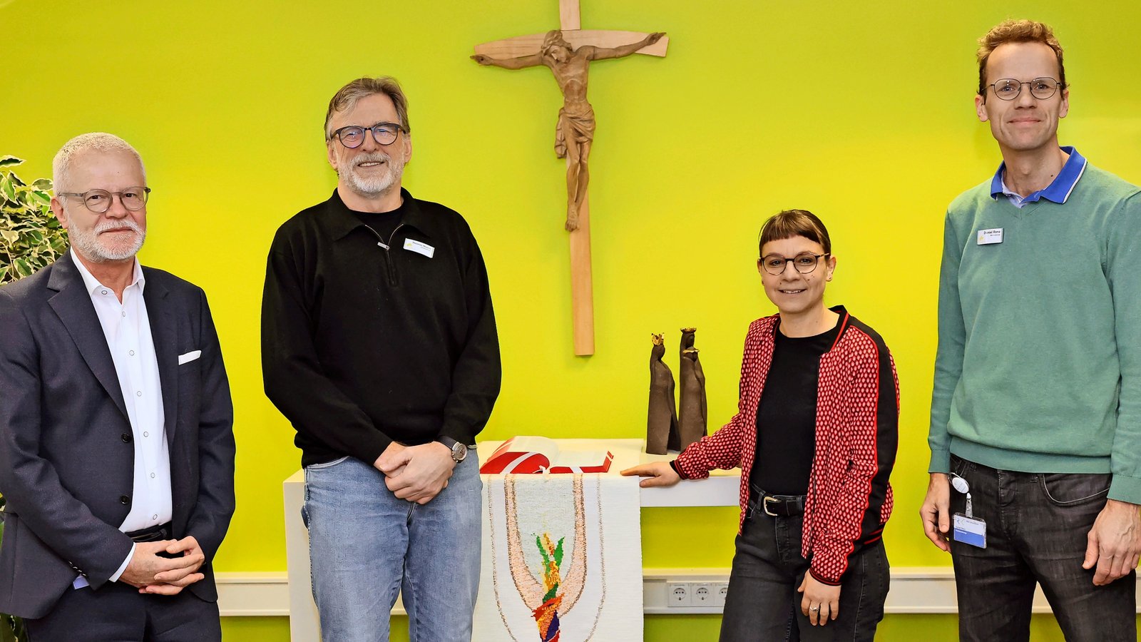 Auch wenn beim Pressefoto das Kreuz im Hintergrund hängt – die Seelsorge ist interreligiös. Im Sommer 2026 startet eine Weiterbildung für ehrenamtliche Seelsorger, das freut (von links) OKM-Geschäftsführer Olaf Sporys, den ehrenamtlichen Seelsorger Thomas Haase, Bezirkspressepfarrerin Barbara Martin und Klinikseelsorger Pfarrer Daniel Renz. Foto: Kalb Auch wenn beim Pressefoto das Kreuz im Hintergrund hängt – die Seelsorge ist interreligiös. Im Sommer 2026 startet eine Weiterbildung für ehrenamtliche Seelsorger, das freut (von links) OKM-Geschäftsführer Olaf Sporys, den ehrenamtlichen Seelsorger Thomas Haase, Bezirkspressepfarrerin Barbara Martin und Klinikseelsorger Pfarrer Daniel Renz. Foto: Kalb