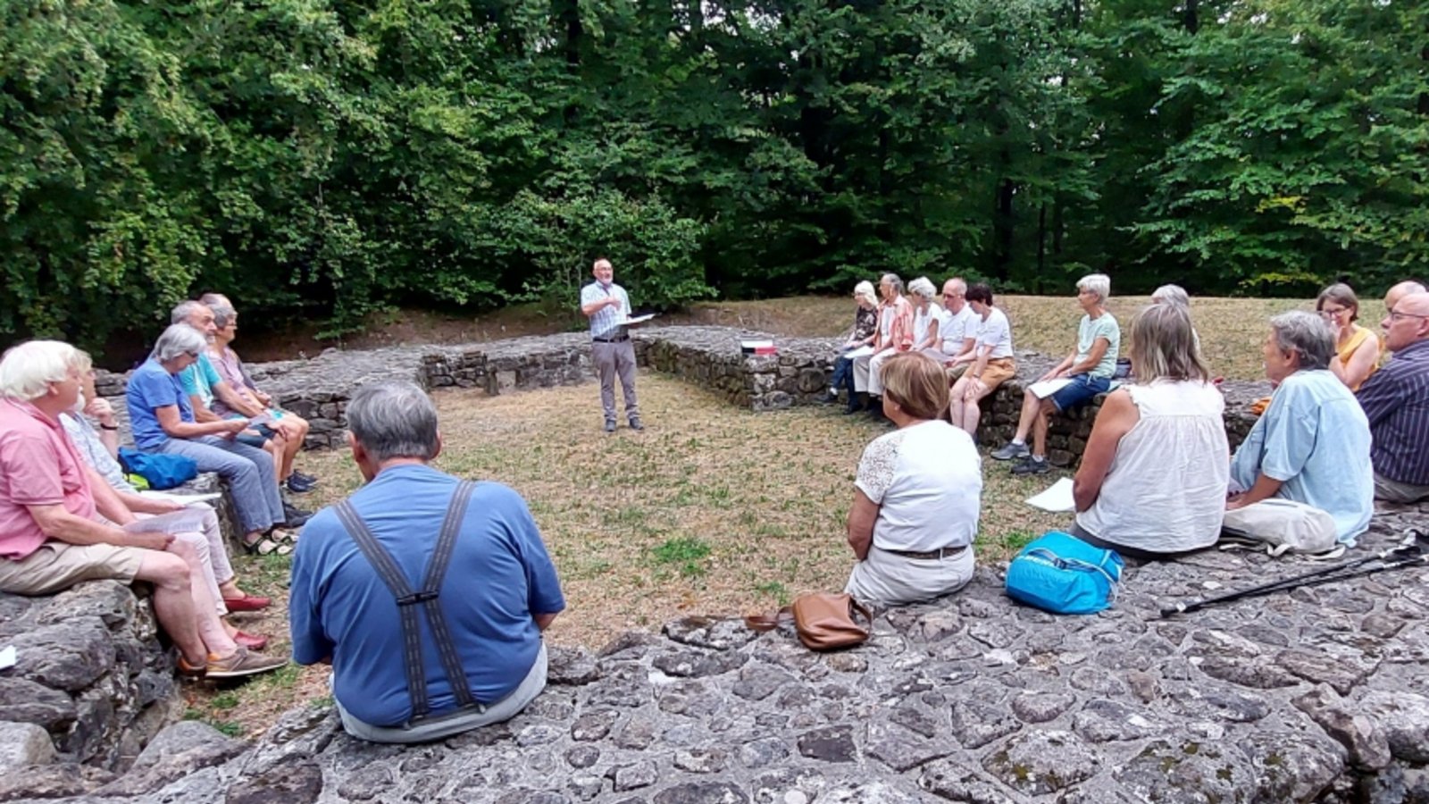 Abendandacht in der alten Klosterruine Horrheim. Foto: Leins