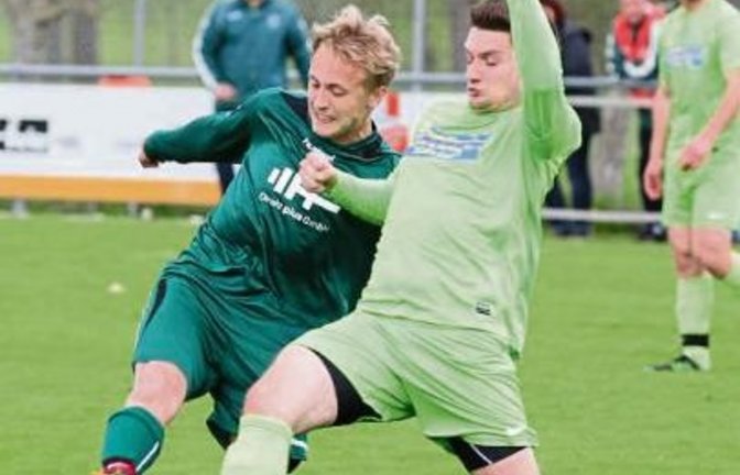 Thomas Schneider (links) ist beim VfR Sersheim von Trainer Xhavit Halilaj als Taktgeger im Mittelfeld eingeplant.  Foto: Nachreiner
