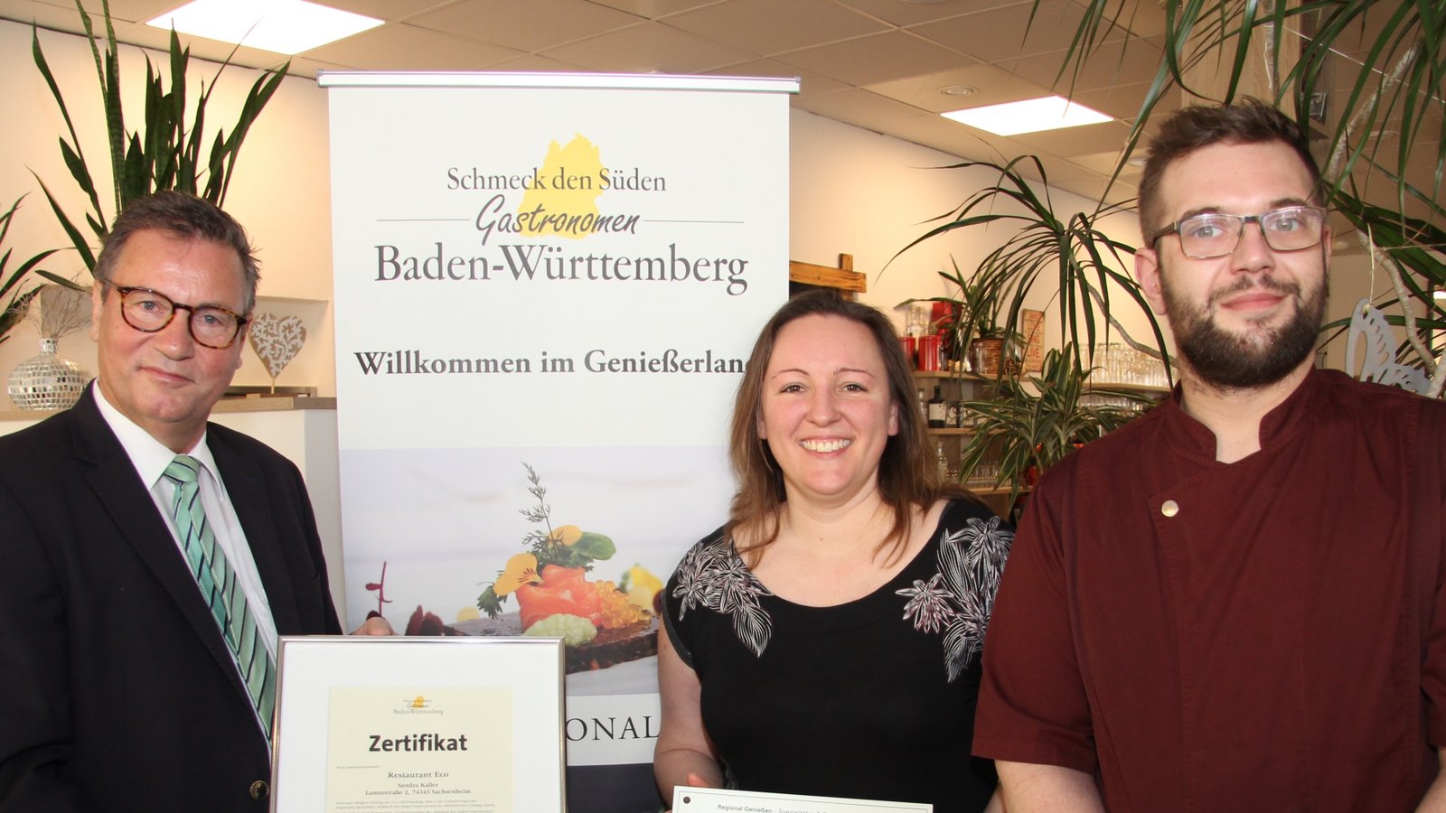 Sandra und Manuel Kaller (Restaurant Eco) freuen sich über die Zertifizierung. Minister Peter Hauk (links) überreicht die Urkunde.  Fotos: Banholzer