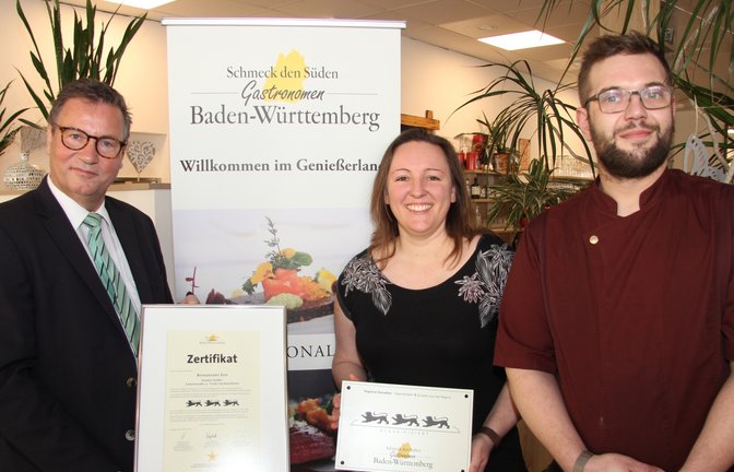 Sandra und Manuel Kaller (Restaurant Eco) freuen sich über die Zertifizierung. Minister Peter Hauk (links) überreicht die Urkunde.  <span class='image-autor'>Fotos: Banholzer</span>