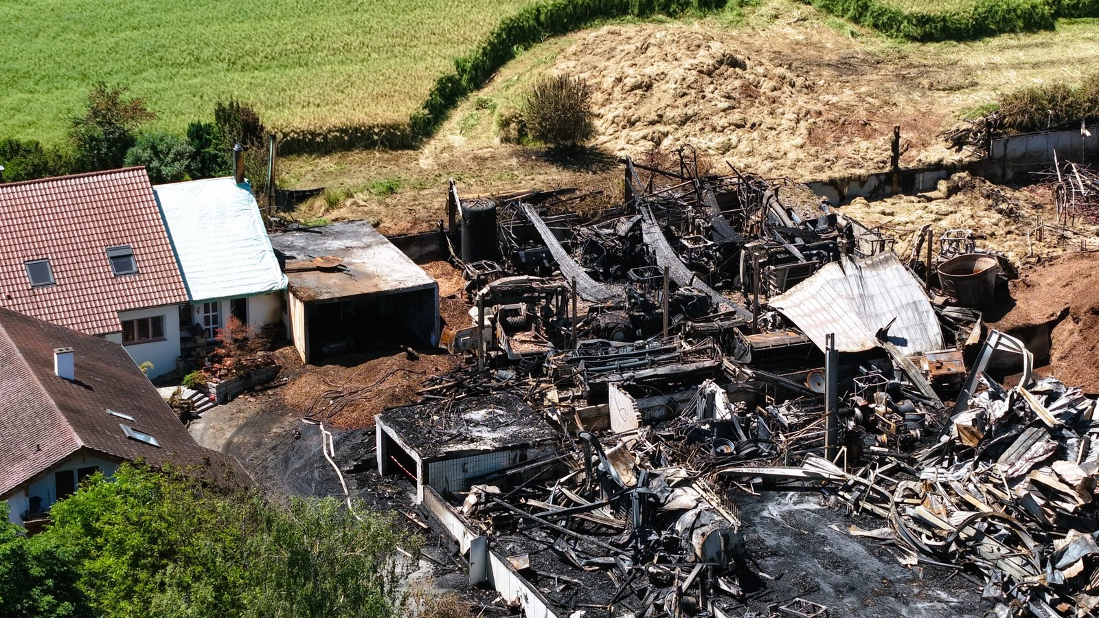 Einen Tag nach Brandausbruch liegt viel in Schutt und Asche. Foto: Küppers Einen Tag nach Brandausbruch liegt viel in Schutt und Asche. Foto: Küppers