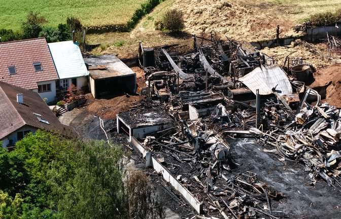Einen Tag nach Brandausbruch liegt viel in Schutt und Asche. <span class='image-autor'>Foto: Küppers</span>