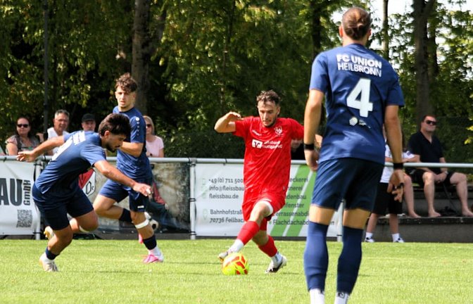 Leonis Memaj (in Rot) erzielte den einzigen Treffer für den TV Oeffingen gegen den FC Union Heilbronn.<span class='image-autor'>Eva Herschmann</span>