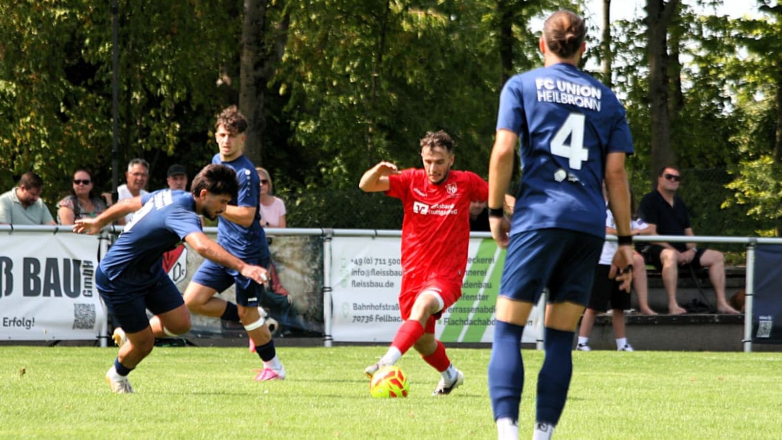 Leonis Memaj (in Rot) erzielte den einzigen Treffer für den TV Oeffingen gegen den FC Union Heilbronn.Eva Herschmann Leonis Memaj (in Rot) erzielte den einzigen Treffer für den TV Oeffingen gegen den FC Union Heilbronn.Eva Herschmann
