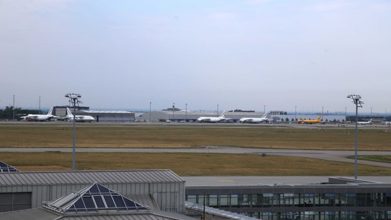 Der Flughafen Leipzig/Halle hat in der Nacht den Flugbetrieb eingestellt, nachdem ein unbekanntes Flugobjekt und zugleich ein verdächtiger Gegenstand gefunden wurden.Tobias Junghanns/dpa