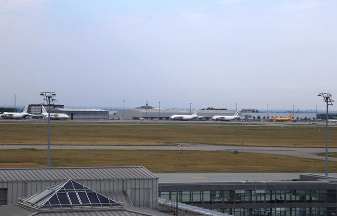 Der Flughafen Leipzig/Halle hat in der Nacht den Flugbetrieb eingestellt, nachdem ein unbekanntes Flugobjekt und zugleich ein verdächtiger Gegenstand gefunden wurden.<span class='image-autor'>Tobias Junghanns/dpa</span>
