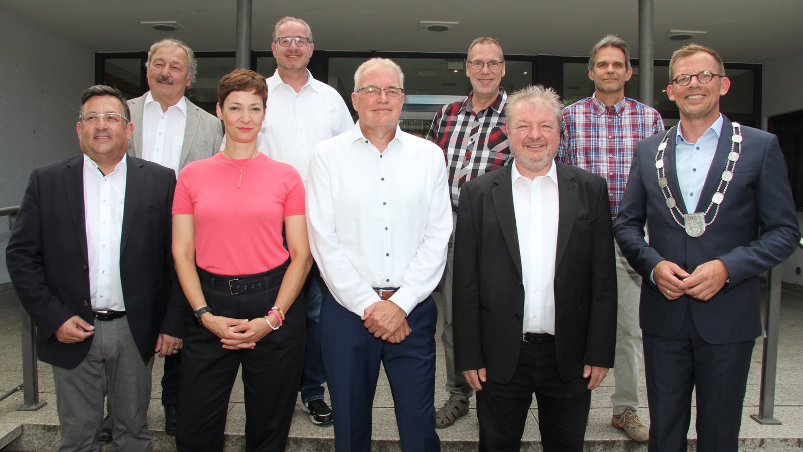 Wahl der Ortsvorsteher (vorne von links): Bürgermeister Klaus Reitze, Kimberly Gräfin von Reischach (Riet), Joachim Müller (Horrheim), Karl-Heinz Menauer (Gündelbach), Oberbürgermeister Uwe Skrzypek, (hinten von links): Rolf Allmendinger (Roßwag), Matthias Siewert (Kleinglattbach), Matthias Siehler (Enzweihingen), Gerd Fink (Ensingen). Es fehlt: Michael Bauz (Aurich). Foto: mib