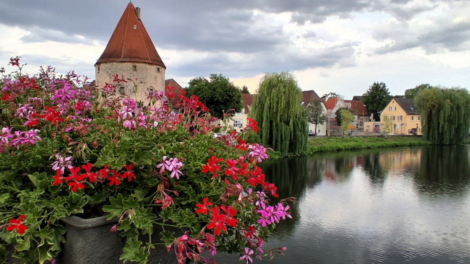 Farbtupfer: Die Blumen an Brücken wird es nicht mehr geben. Foto: Kauer Farbtupfer: Die Blumen an Brücken wird es nicht mehr geben. Foto: Kauer