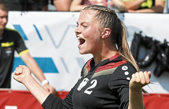 Die Emotionen müssen raus: Ricarda Stübbe, Angreiferin vom TV Vaihingen, bejubelt einen Punktgewinn der deutschen U-18-Faustballerinnen bei der WM. Foto: DFBL/Spille