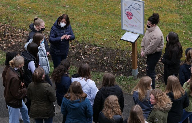 „Getaped“, so lautet der Titel des Jugendkreuzweges, der in der Passions- und Osterzeit im „Park“ vor dem Lichtenstern-Gymnasium besucht werden kann. <span class='image-autor'>Foto: p</span>