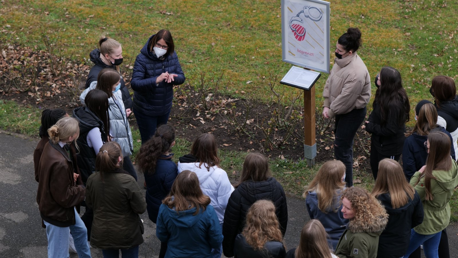 „Getaped“, so lautet der Titel des Jugendkreuzweges, der in der Passions- und Osterzeit im „Park“ vor dem Lichtenstern-Gymnasium besucht werden kann. Foto: p „Getaped“, so lautet der Titel des Jugendkreuzweges, der in der Passions- und Osterzeit im „Park“ vor dem Lichtenstern-Gymnasium besucht werden kann. Foto: p