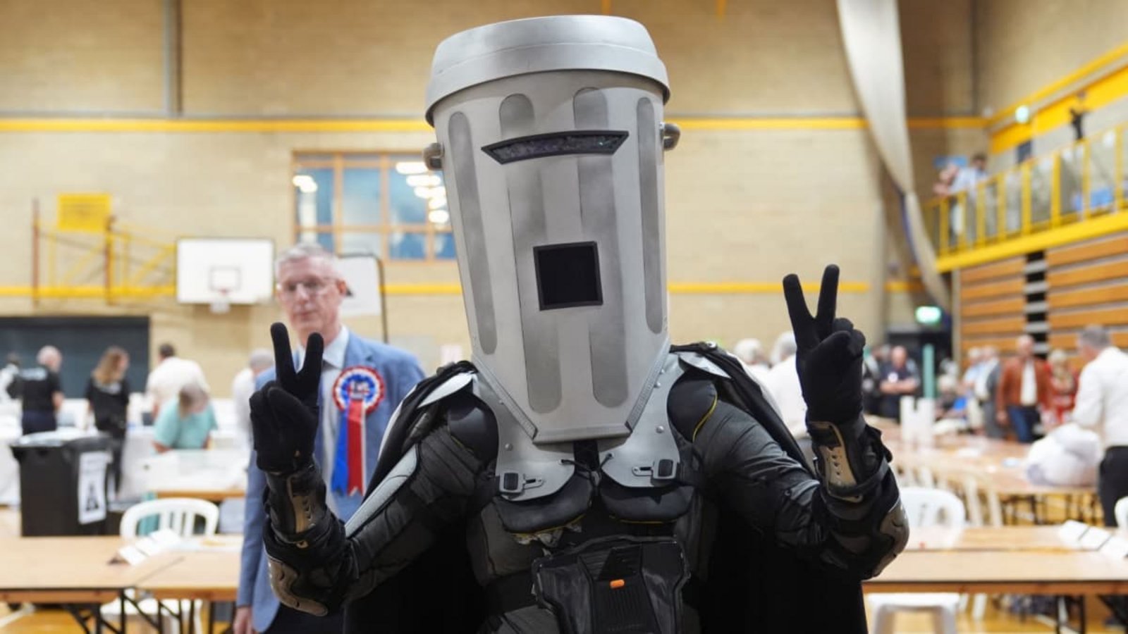 Zwar konnte der Juxkandidat „Count Binface“ bei der Nachwahl zum Unterhaus in Clacton mehr als ein Viertel der Stimmen auf sich vereinen, für Rechtspopulist Nigel Farage (nicht im Bild) reichte es aber dennoch zum Sieg.Joe Giddens/PA Wire/dpa Zwar konnte der Juxkandidat „Count Binface“ bei der Nachwahl zum Unterhaus in Clacton mehr als ein Viertel der Stimmen auf sich vereinen, für Rechtspopulist Nigel Farage (nicht im Bild) reichte es aber dennoch zum Sieg.Joe Giddens/PA Wire/dpa