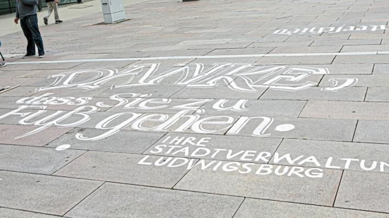 Die Stadt Ludwigsburg bedankt sich mit Bodengrafiken der Künstlerin Petra Beiße bei den Fußgängern, heißt es in einer Pressemitteilung der Stadtverwaltung. Auch so mancher Radfahrer mag sich gewundert haben, als er auf seinem abgestellten Fahrrad plötzlich einen Sattelschoner mit den Worten „Danke fürs Radfahren“ vorgefunden hat. Sie sind ebenfalls ein Geschenk der Stadtverwaltung im Rahmen der Kampagne unter dem Motto „#LBKommtGutAn“. Foto: p Die Stadt Ludwigsburg bedankt sich mit Bodengrafiken der Künstlerin Petra Beiße bei den Fußgängern, heißt es in einer Pressemitteilung der Stadtverwaltung. Auch so mancher Radfahrer mag sich gewundert haben, als er auf seinem abgestellten Fahrrad plötzlich einen Sattelschoner mit den Worten „Danke fürs Radfahren“ vorgefunden hat. Sie sind ebenfalls ein Geschenk der Stadtverwaltung im Rahmen der Kampagne unter dem Motto „#LBKommtGutAn“. Foto: p