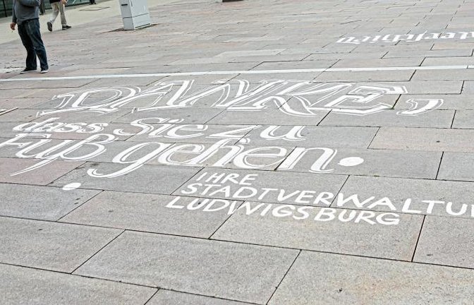 Die Stadt Ludwigsburg bedankt sich mit Bodengrafiken der Künstlerin Petra Beiße bei den Fußgängern, heißt es in einer Pressemitteilung der Stadtverwaltung. Auch so mancher Radfahrer mag sich gewundert haben, als er auf seinem abgestellten Fahrrad plötzlich einen Sattelschoner mit den Worten „Danke fürs Radfahren“ vorgefunden hat. Sie sind ebenfalls ein Geschenk der Stadtverwaltung im Rahmen der Kampagne unter dem Motto „#LBKommtGutAn“.  Foto: p