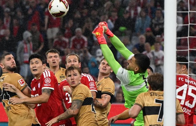 Im Brennpunkt: der VfB-Torwart Fabian Bredlow faustet in der Münchner Arena den Ball aus der Gefahrenzone.<span class='image-autor'>Sven Hoppe/dpa</span>