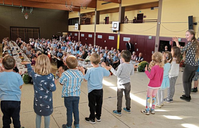 Für musikalische Unterhaltung sorgen beim Eberdinger Seniorennachmittag Vereine, Gruppen, Einrichtungen aus einem der drei Teilorte. Dieses Mal brachten den Gästen unter anderem Mädchen und Jungen zweier Kindergärten ein Ständchen. Foto: Rieger