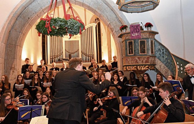 Chor und Orchester des Lichtenstern-Gymnasiums füllten den Altarraum der Sachsenheimer Stadtkirche.  Foto: p