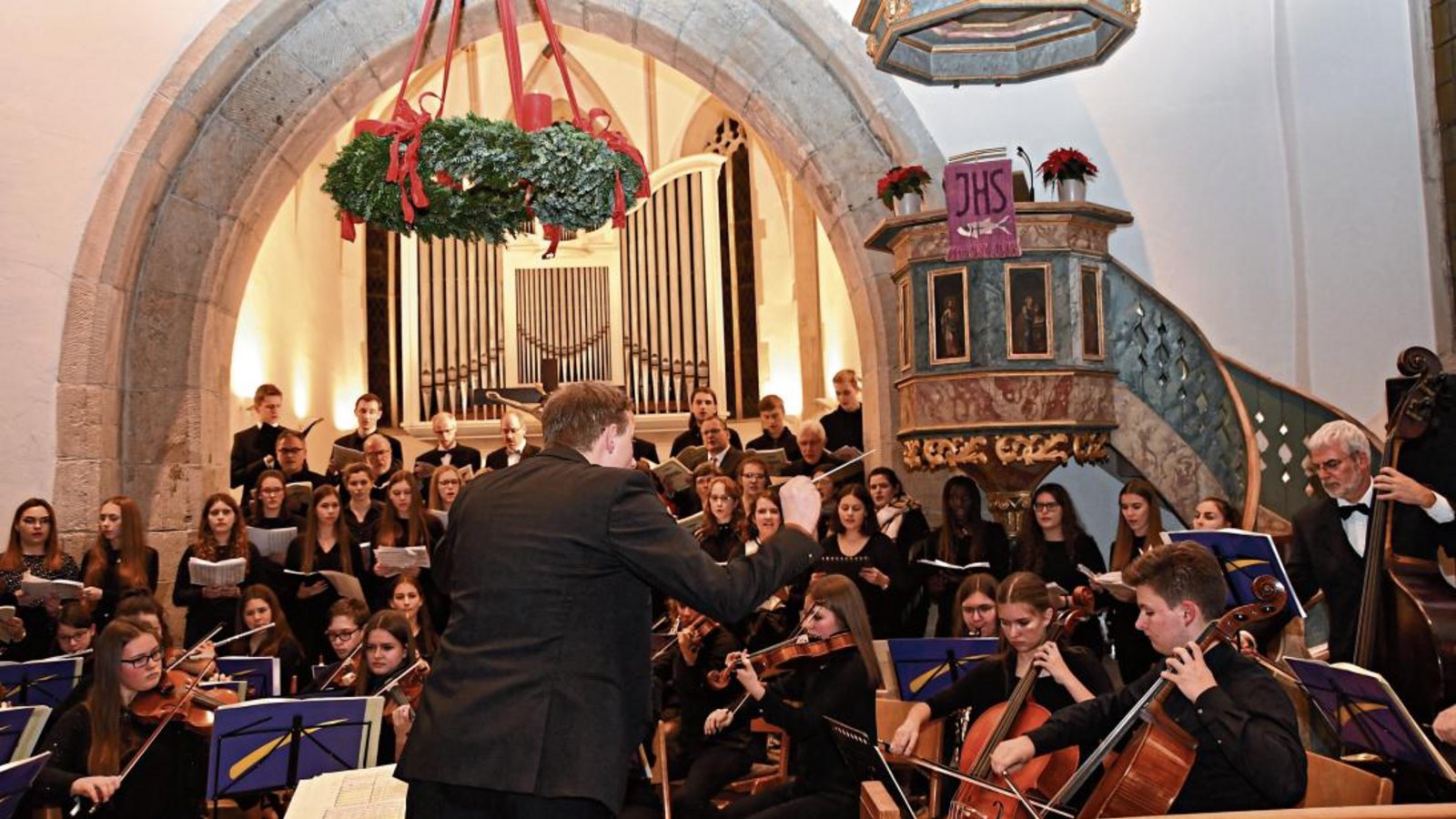 Chor und Orchester des Lichtenstern-Gymnasiums füllten den Altarraum der Sachsenheimer Stadtkirche.  Foto: p