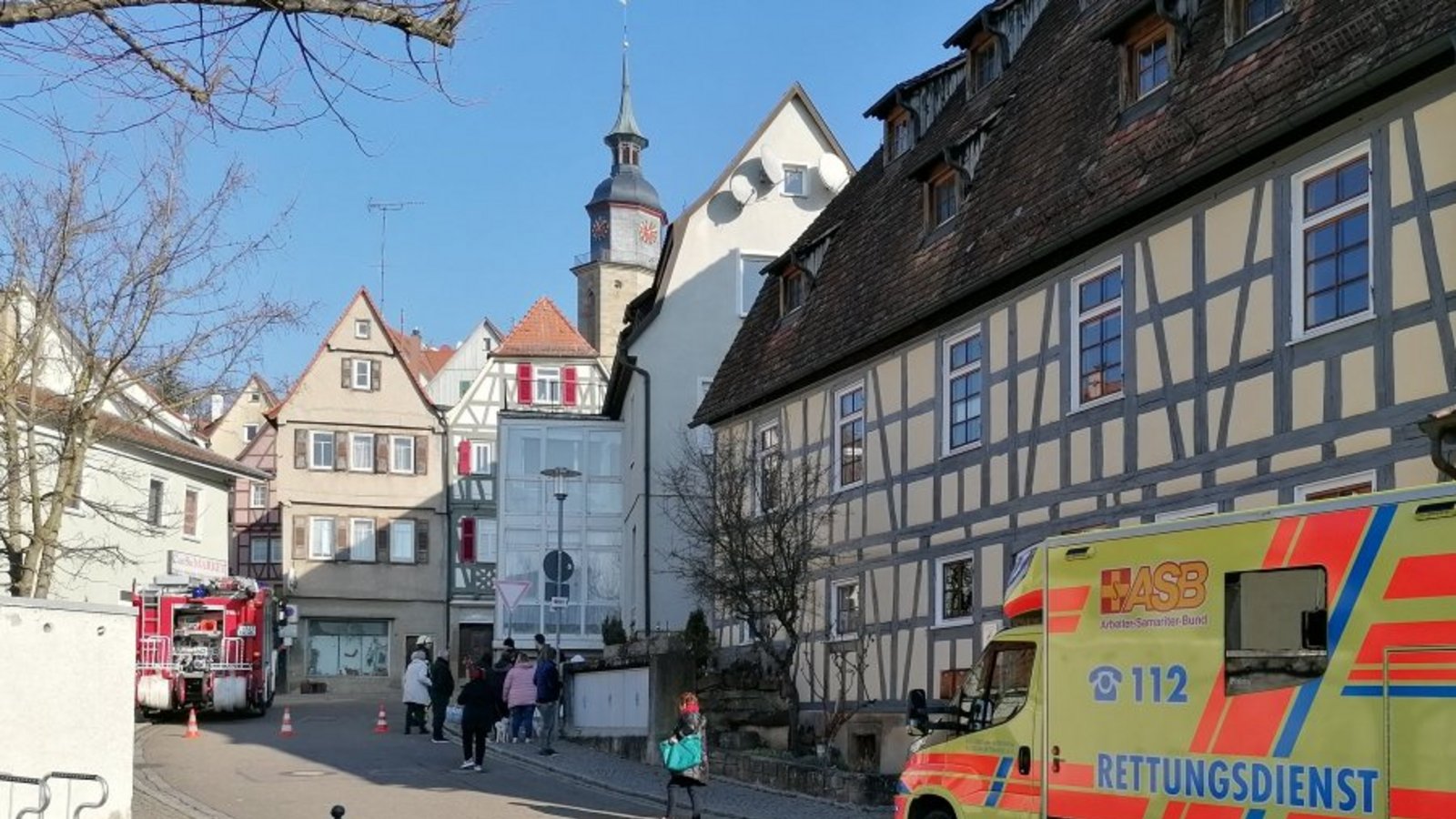 Im Anfahrtsweg durch das Tränkgässle stehen die Einsatzfahrzeuge bereit. Im Anfahrtsweg durch das Tränkgässle stehen die Einsatzfahrzeuge bereit.