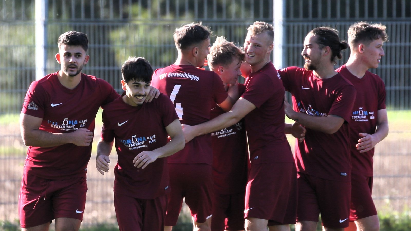 Jubel beim TSV Enzweihingen: Gegen die SGM Roßwag/Mühlhausen gelingt der erste Saisonsieg – und das gleich mit 6:1. Foto: Küppers Jubel beim TSV Enzweihingen: Gegen die SGM Roßwag/Mühlhausen gelingt der erste Saisonsieg – und das gleich mit 6:1. Foto: Küppers