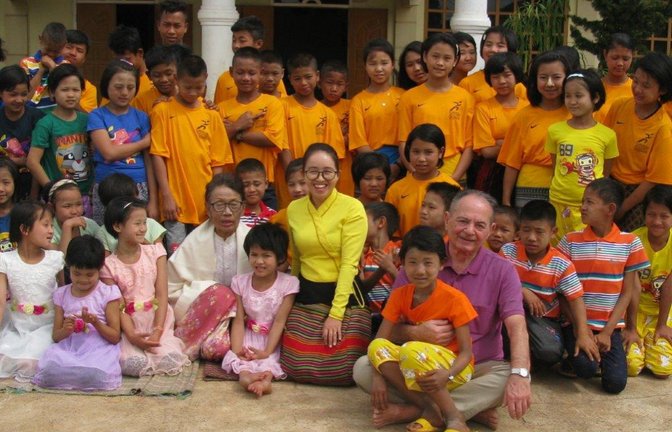 Wassilios Amanatidis hält eines der zahlreichen Waisenkinder in seinem Arm. Das letztes Mal war er im Jahr 2019 in Myanmar. <span class='image-autor'>Fotos: privat</span>
