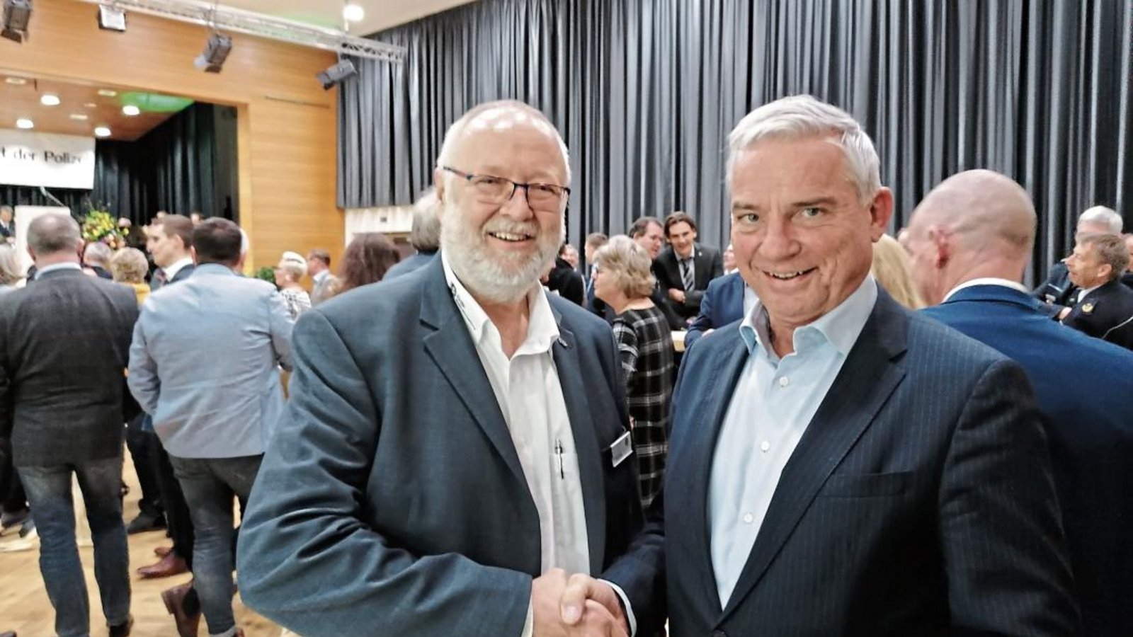 GdP-Landeschef Hans-Jürgen Kirstein (links) begrüßte Innenminister Thomas Strobl in der Gemeindehalle in Eberdingen.  Foto: Banholzer