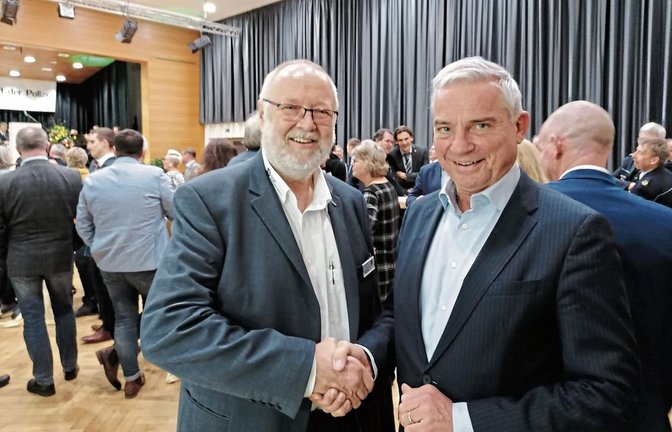 GdP-Landeschef Hans-Jürgen Kirstein (links) begrüßte Innenminister Thomas Strobl in der Gemeindehalle in Eberdingen.  Foto: Banholzer