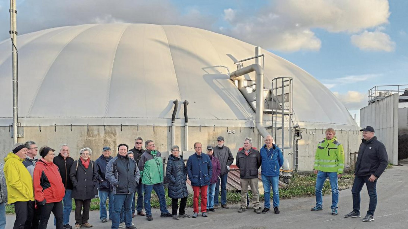 Landwirt Michael Grotz und Sebastian Schulte-Hubbert von den Stadtwerken Bietigheim-Bissingen boten interessierten Teilnehmern einer Führung Einblick in die Biomethan-Erzeugung in Oberriexingen. Foto: Glemser Landwirt Michael Grotz und Sebastian Schulte-Hubbert von den Stadtwerken Bietigheim-Bissingen boten interessierten Teilnehmern einer Führung Einblick in die Biomethan-Erzeugung in Oberriexingen. Foto: Glemser
